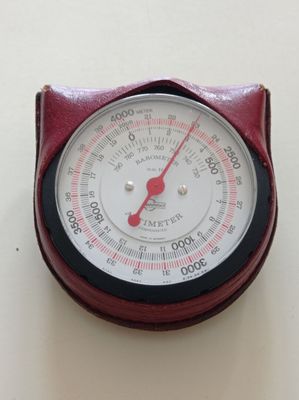 Altimètre - Baromètre BAROGO avec son étui en cuir.