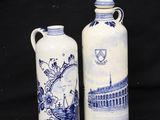 deux vases bleus et blancs posés l'un à côté de l'autre sur un fond noir