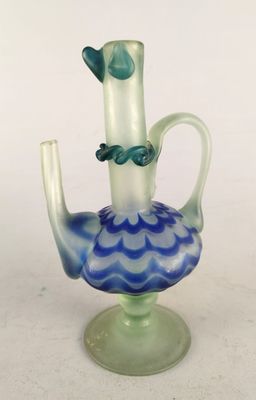 un vase en verre avec un motif bleu et blanc