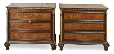 paire de commodes de style Louis XV en noyer et marqueterie