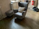 une chaise et une autre chaise dans une pièce au sol en parquet