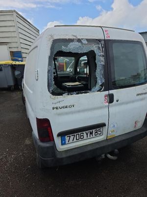 une camionnette qui a été vandalisée sur un parking