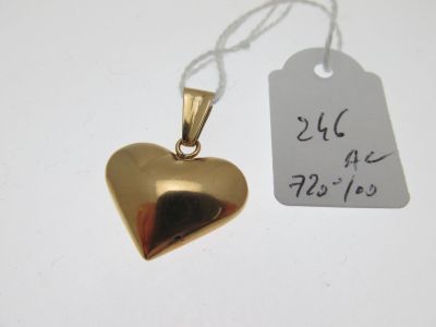 un pendentif en forme de cœur en or auquel est attachée une étiquette de prix