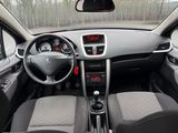 l'intérieur d'une petite voiture avec un volant et un tableau de bord
