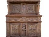 une vieille armoire en bois ornée de sculptures sur la façade