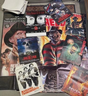 une pile d'affiches de cinéma par terre dans une pièce