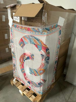 un grand sac de courses posé sur une palette dans un entrepôt