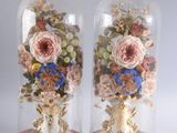 deux vases contenant des fleurs, posés sur une table