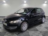 la volkswagen polo noire est garée sur un carrelage à carreaux