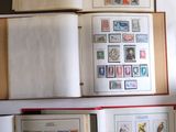 un grand nombre de timbres différents sur les pages d'un livre