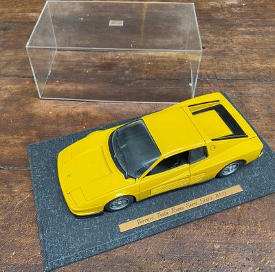 une petite voiture jaune posée sur une table