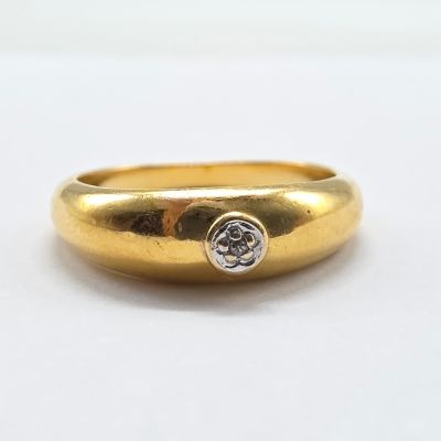 une image d'une bague en or avec un diamant au centre