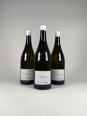 trois bouteilles de vin posées sur une table