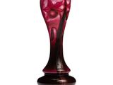 un vase rouge posé sur une table