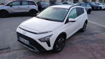 une voiture blanche garée dans un parking