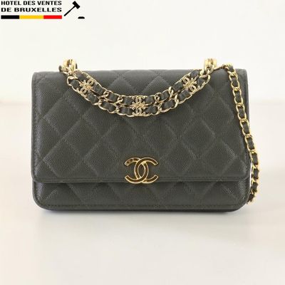Sac Chanel à rabat en cuir d'agneau matelassé noir, avec finitions dorées