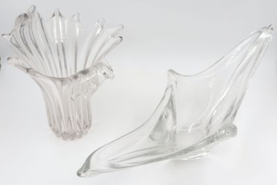 deux vases en verre transparent posés sur une surface blanche