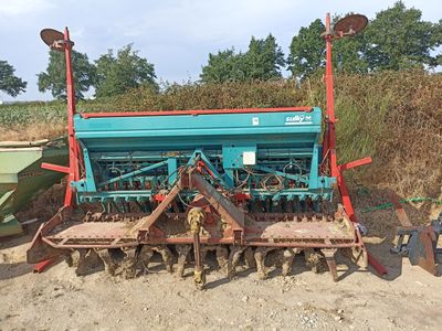 une image représentant un tracteur et une charrue dans un champ
