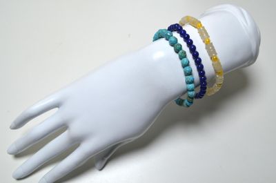 Un lot de 3 bracelets ajustables (lapis lazuli, turquoise et…