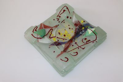 une plaque de verre sur laquelle est représenté un oiseau, posée sur une table
