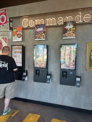 un homme qui se tient devant un distributeur automatique