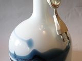 un vase blanc et bleu orné d'un nœud