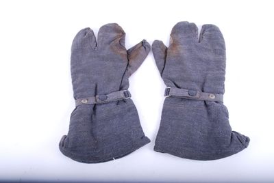 Une paire de gants matelassés en tissu bleu, renfort en cuir…