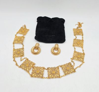un ensemble composé d'un collier et de boucles d'oreilles en or, présenté dans une pochette en velours