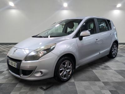 la petite voiture argentée est garée dans la pièce au sol en damier