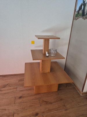 une étagère en bois surmontée d'un miroir