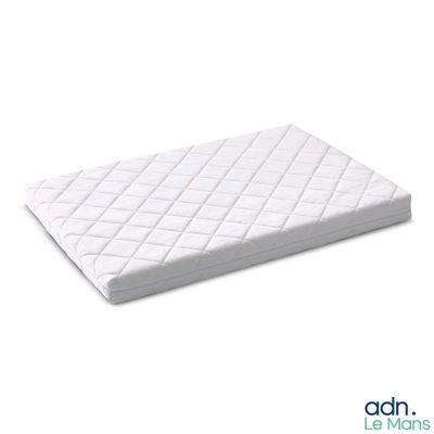 gros plan d'un matelas sur fond blanc