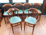 six chaises en bois avec des assises vertes dans une pièce