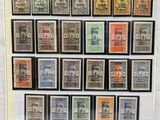 une photo encadrée représentant une collection de vieux timbres-poste