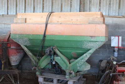 Semoir à engrais Amazone 1500 litres État moyen