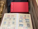 une boîte de timbres et un livre posés par terre