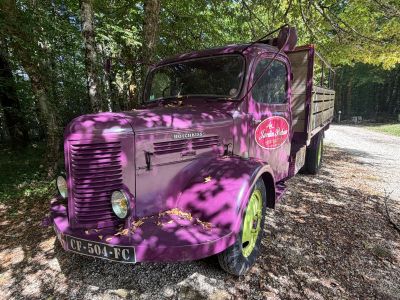 un camion violet garé sur le bord de la route