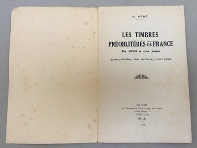 un livre ouvert avec l'image d'un oiseau dessus