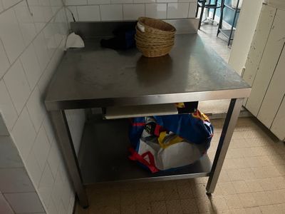 une table en métal sur laquelle est posé un panier