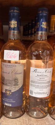 plusieurs bouteilles de vin sont alignées sur un comptoir