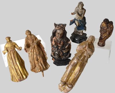 de nombreuses figurines de différentes tailles et formes sont exposées