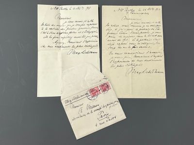 deux vieilles lettres et leurs enveloppes posées sur une table, sur fond noir