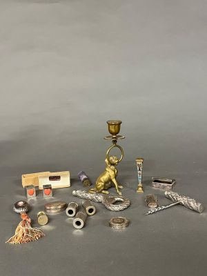 un grand nombre d'objets posés sur une table