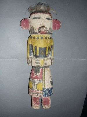 un vieux jouet en bois avec un clown sur la tête