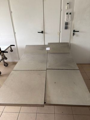 une table sur laquelle sont posés plusieurs morceaux de béton