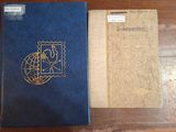 deux livres posés sur une table en bois