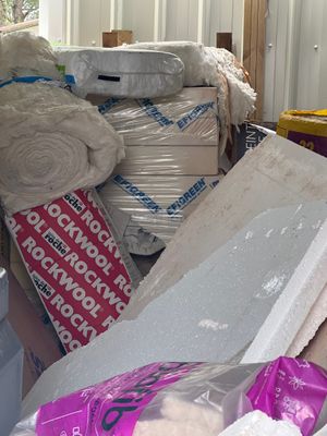 une pile de boîtes et d'autres objets dans une pièce