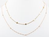 un collier en or orné d'étoiles sur un mannequin blanc