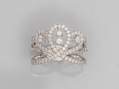 gros plan d'une bague en diamant sur une surface blanche