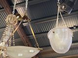 deux lustres suspendus au plafond d'un immeuble