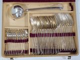many spoons and spoon spoons in a wooden box